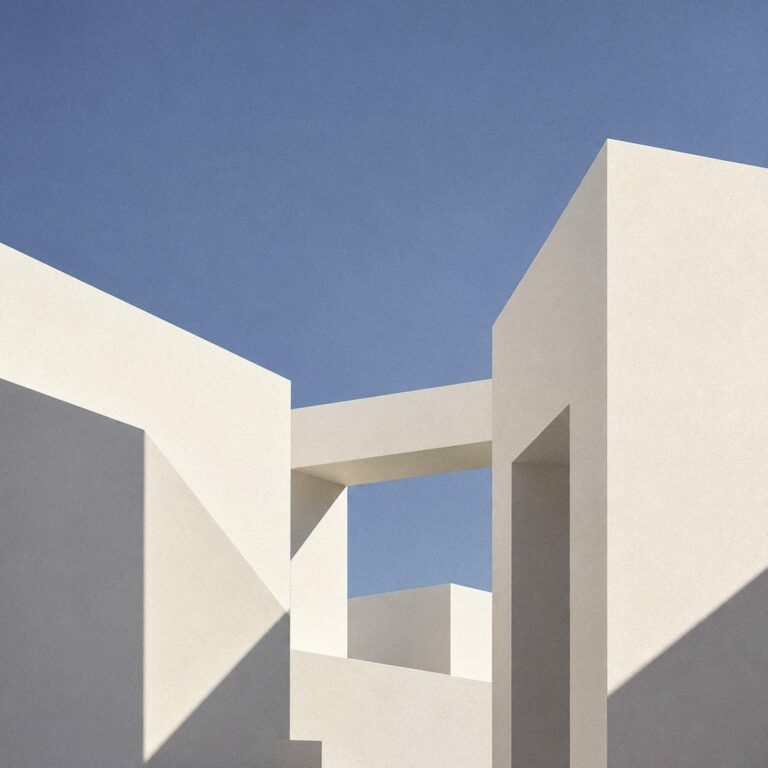 Arquitectura blanca bajo el cielo azul, como metáfora de la estructura de una web