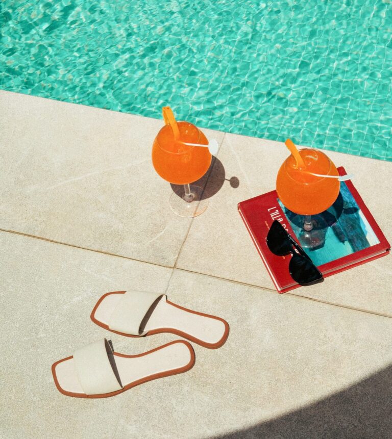 Dos cócteles y unas sandalias junto a la piscina del hotel Ynaira en Mallorca